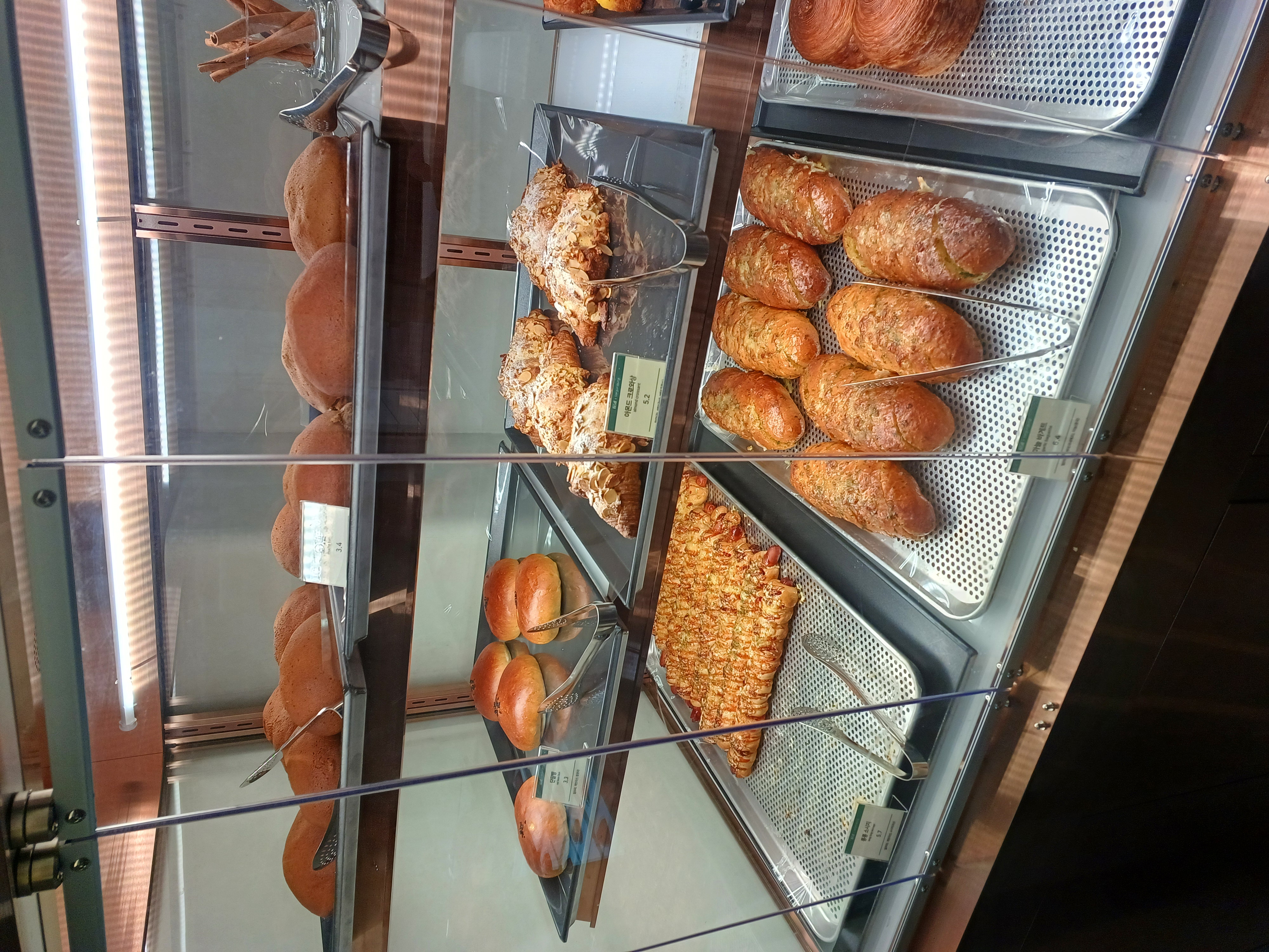 카페 N&D 빵 모카번과 마늘바게트