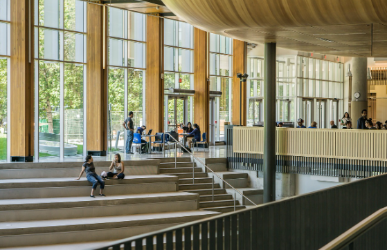 건물 내 학생들 사진