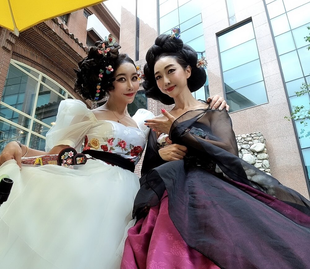 좌측 배우 소혜리, 우측 모델 이선율