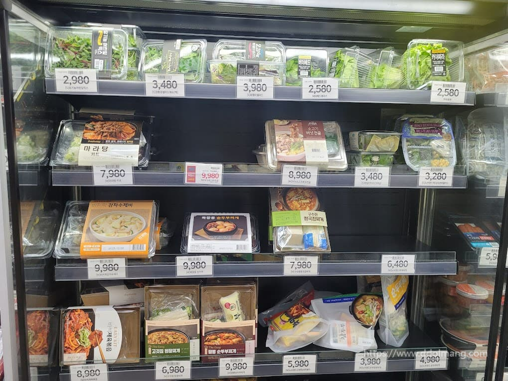 냉장고에 진열된 샐러드와 밀키트