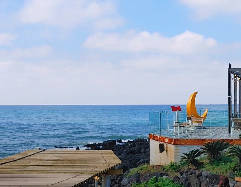 카페거리에 위치한 어느 카페에서 바다를 바라보며 찍은 한 컷의 사진 너무 아름다운 풍경을 품고 있는 카페네요.