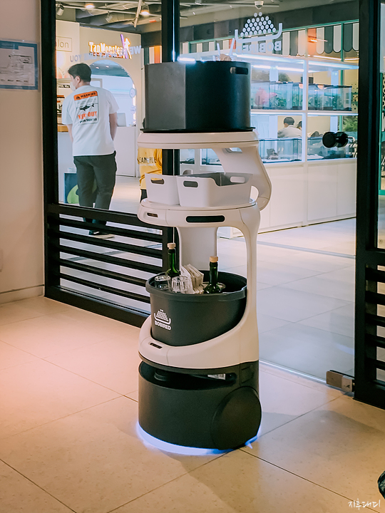 바비레드 수원점 서빙 로봇