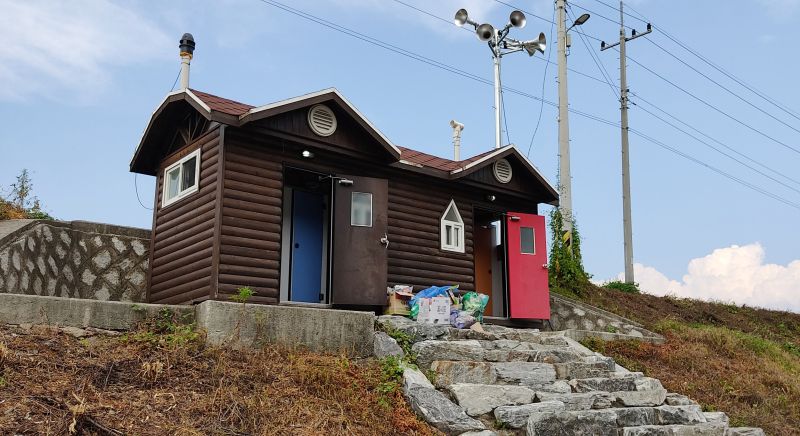 주차장에 붙어있는 화장실 사진 돌계단을 올라서갈수 있음