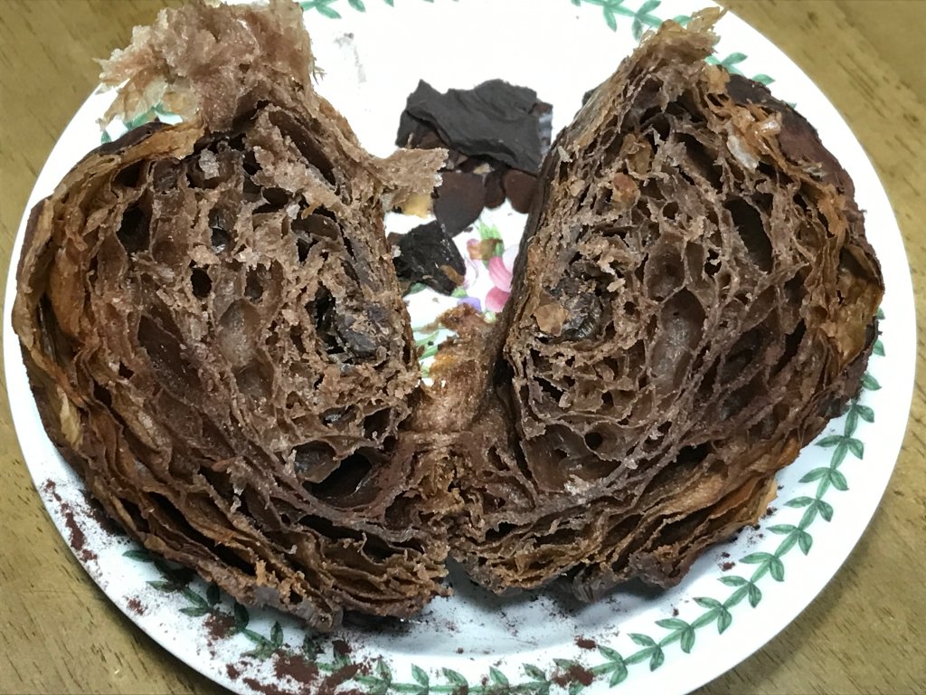 더티초코 빵 단면 사진입니다.