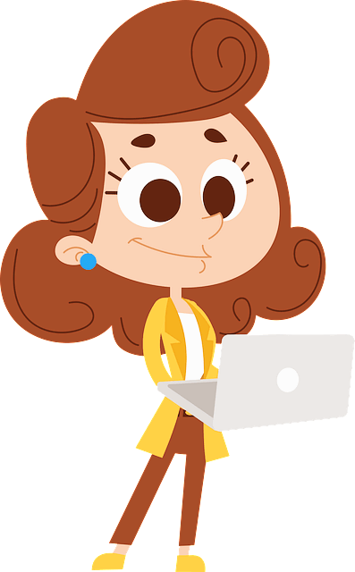 갈색 파마머리를 한 여자 직장인이 노트북을 들고 서있다. 노란 외투와 갈색 긴바지를 입었다.