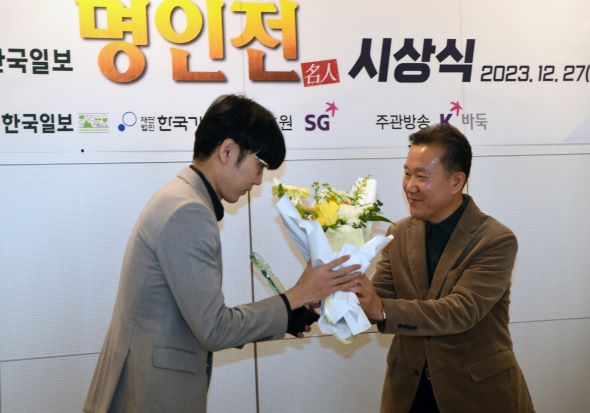 우승 신진서(왼쪽)&#44; 곽상철 SG고려ㆍSG신성건설 대표