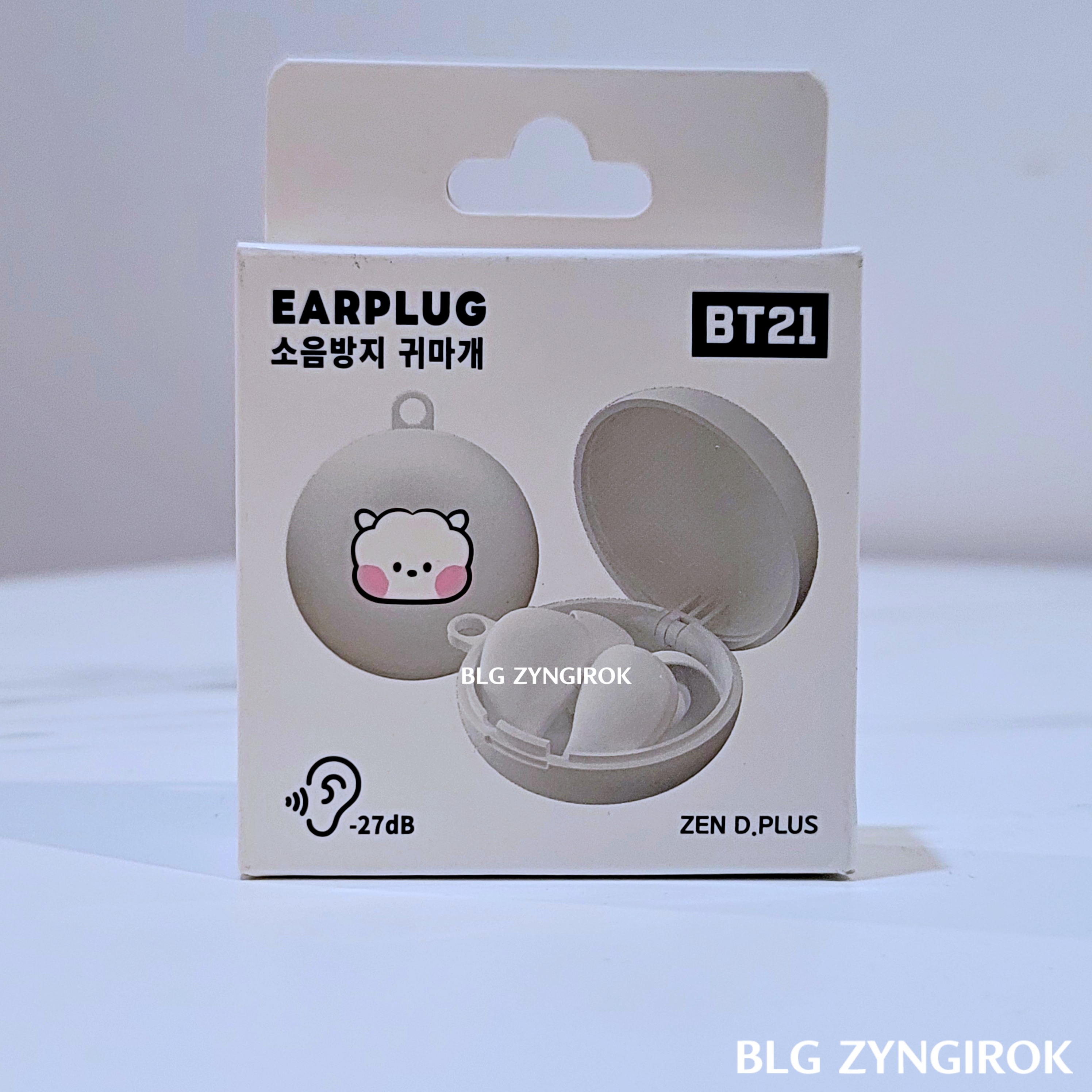 BT21 소음방지 귀마개 - 상자가 테이블 위에 놓여있다.
