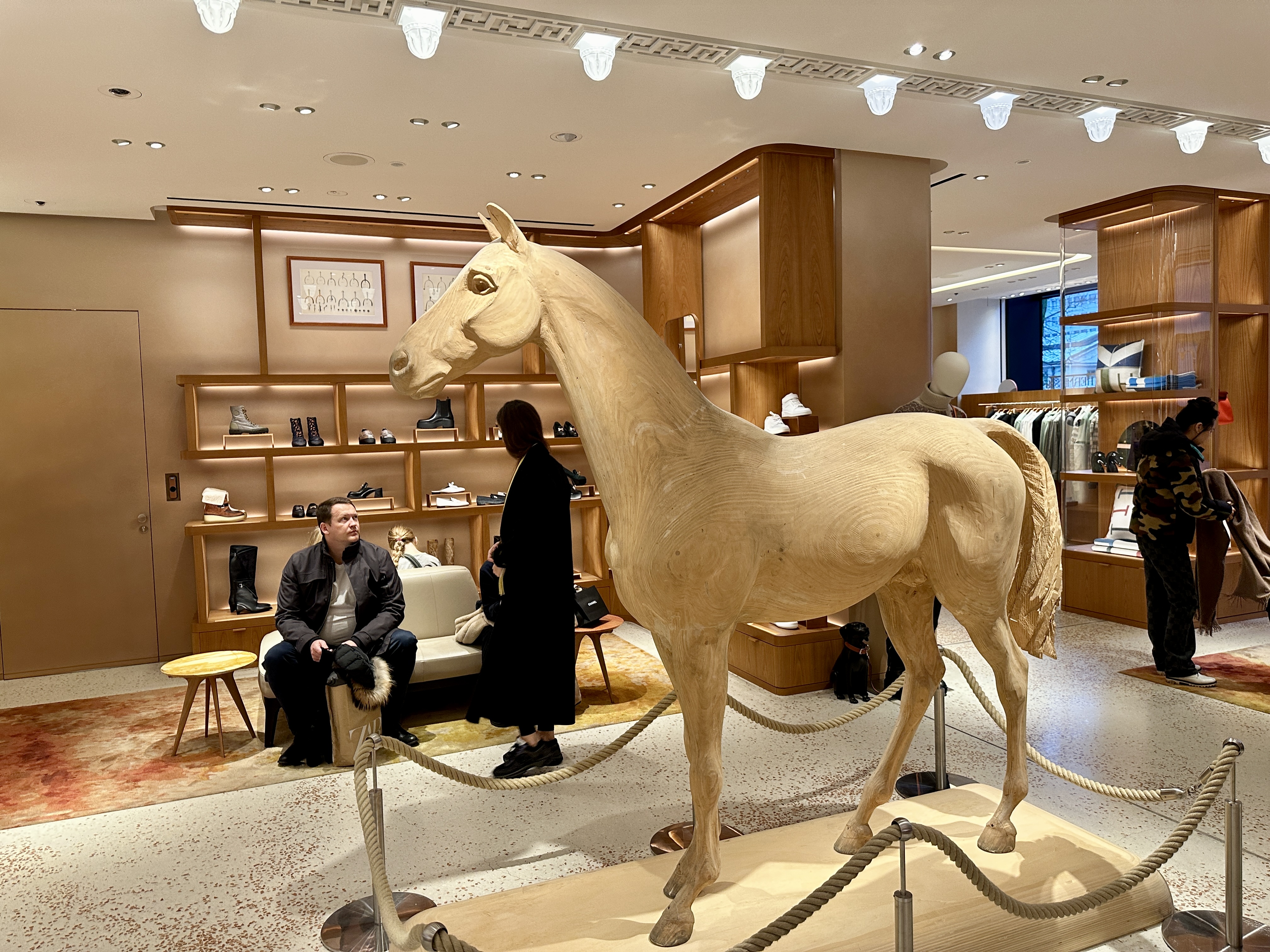베를린 카데베 백화점 에르메스 매장 목각말