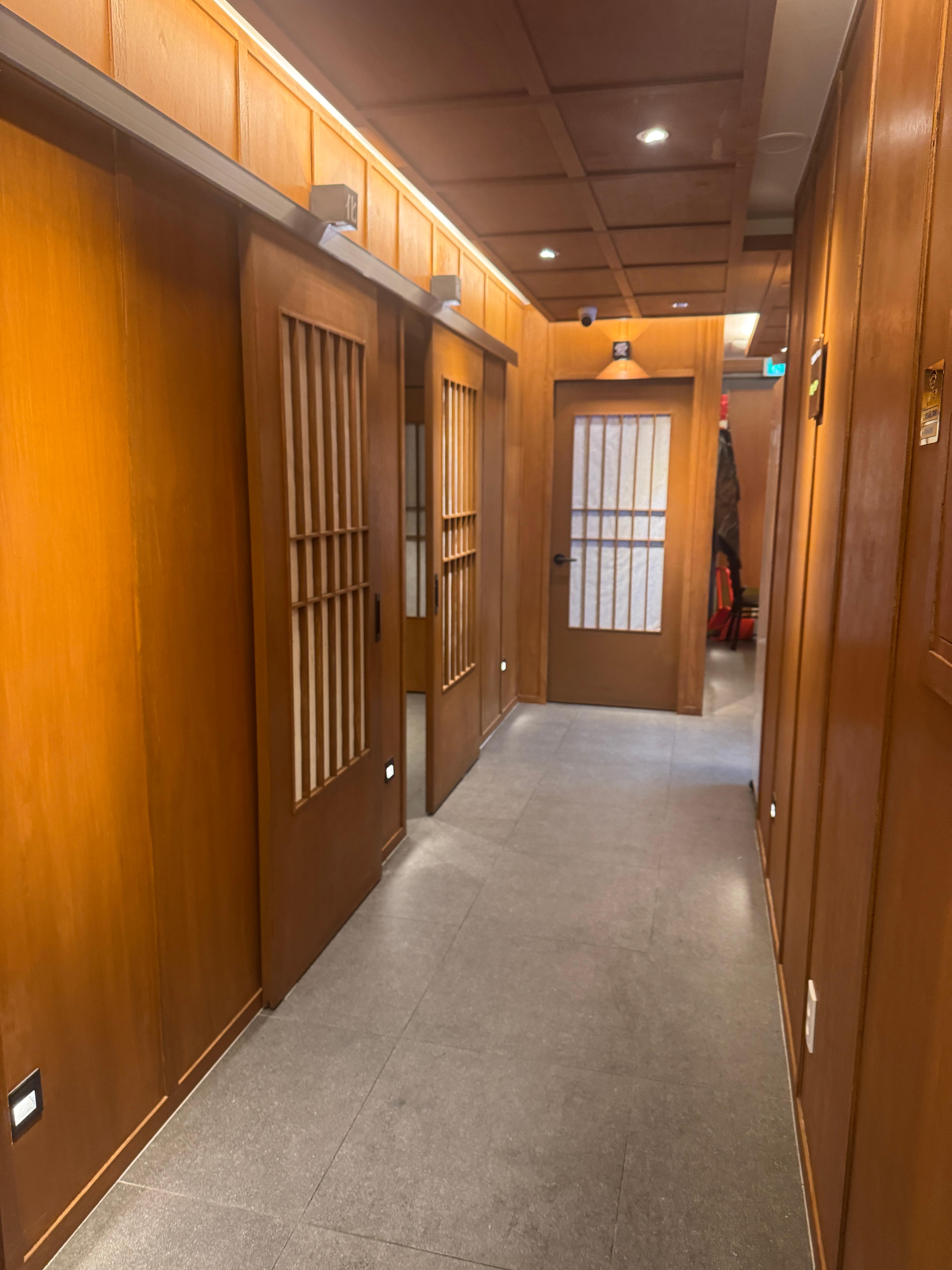 물고기자리 논현점 VIP룸 내부 복도&amp;#44; 우드 인테리어로 구성된 프라이빗한 룸들이 좌우에 배치됨