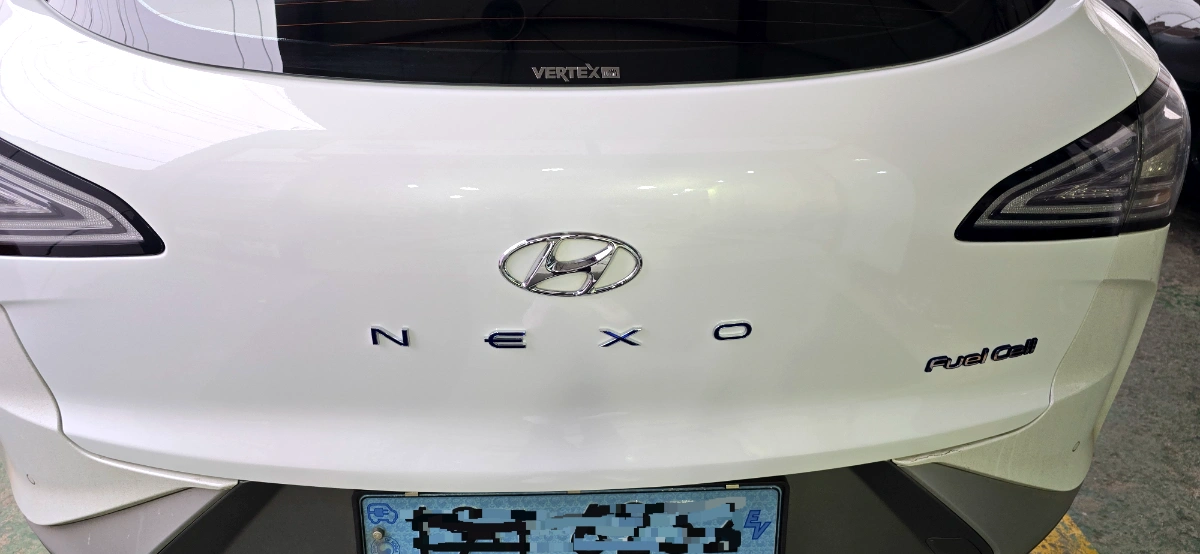 조색 노하우로 이색 현상 없이 매끄럽게 복원된 넥소 트렁크 표면과 광택 결과