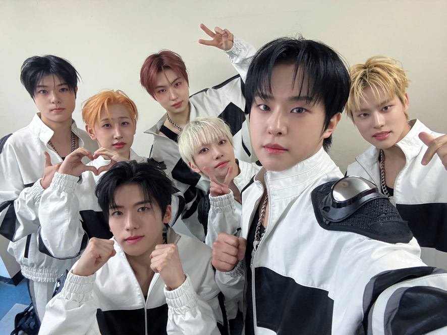 2025년 마지막 날에 모교 방문해서 학생들 다 팬으로 영업시킨 남돌 | 인스티즈