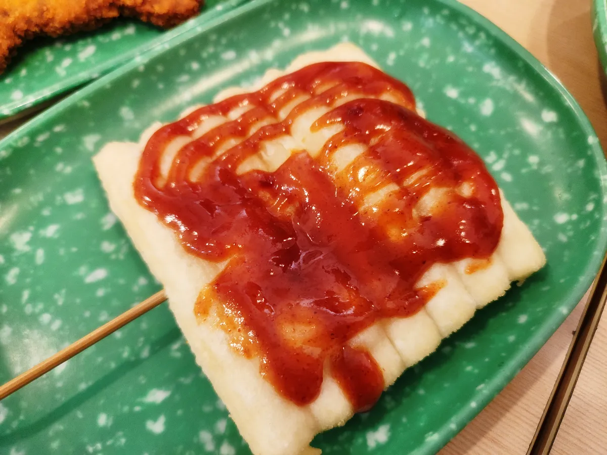 떡꼬치-소스-발라져-있는-모습