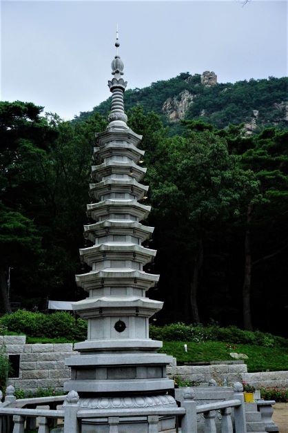 10층 석탑, 뒤로 보이는 호암산 정상 암봉,