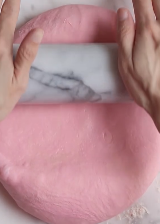 직사각형 반죽 위에 딸기 잼을 펴 바르는 과정