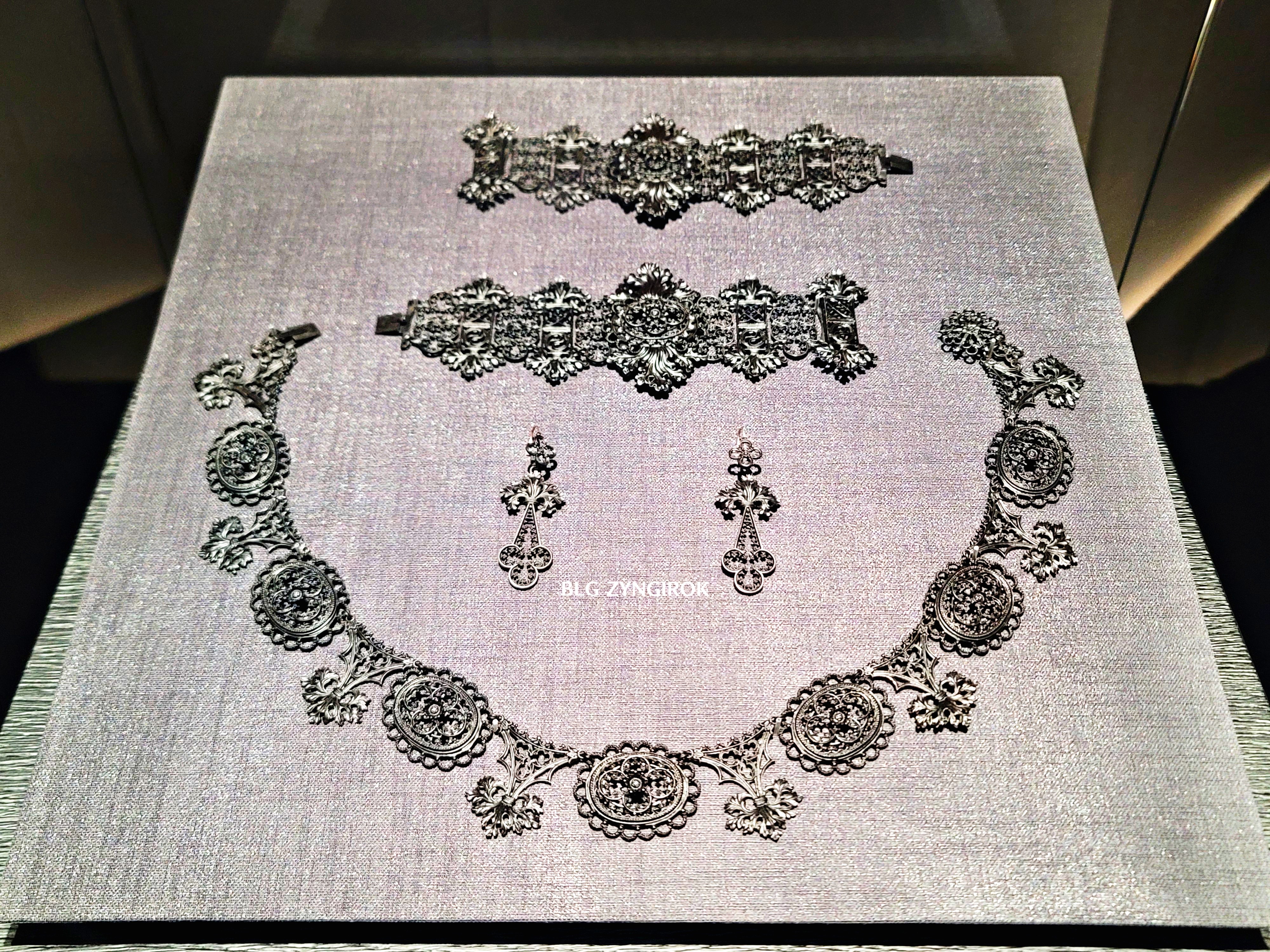 롯데타워 - 롯데뮤지엄 고혹의 보석 매혹의 시간 - 17에서 18세기 전시품 모습이다.