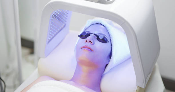 최근에는 광선치료나 필링 시술도 효과적인 방법으로 활용