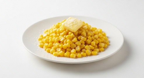 조리된 초당옥수수를 소금과 버터와 함께 예쁘게 플레이팅한 모습
