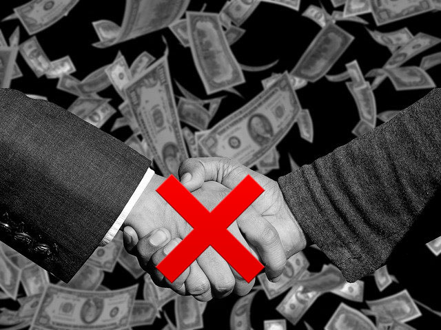 두 명이 악수를 하고 배경에는 돈이 휘날리는 사진