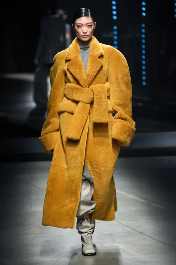 Andreādamo F W 2023 RTW 노란 외투