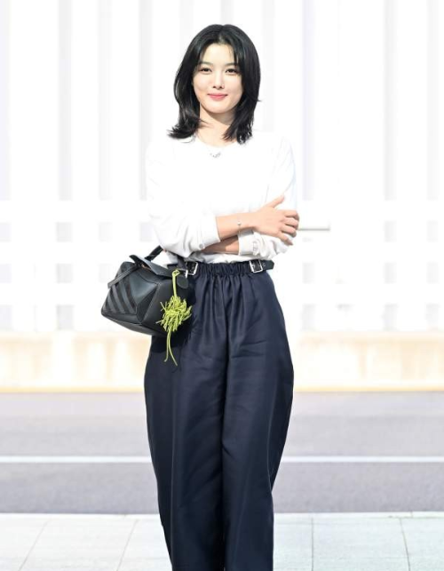 '가을의 여신' 그 자체…김유정, 파리 패션위크 밝히는 '인간 디올'의 출국길 (공항패션)