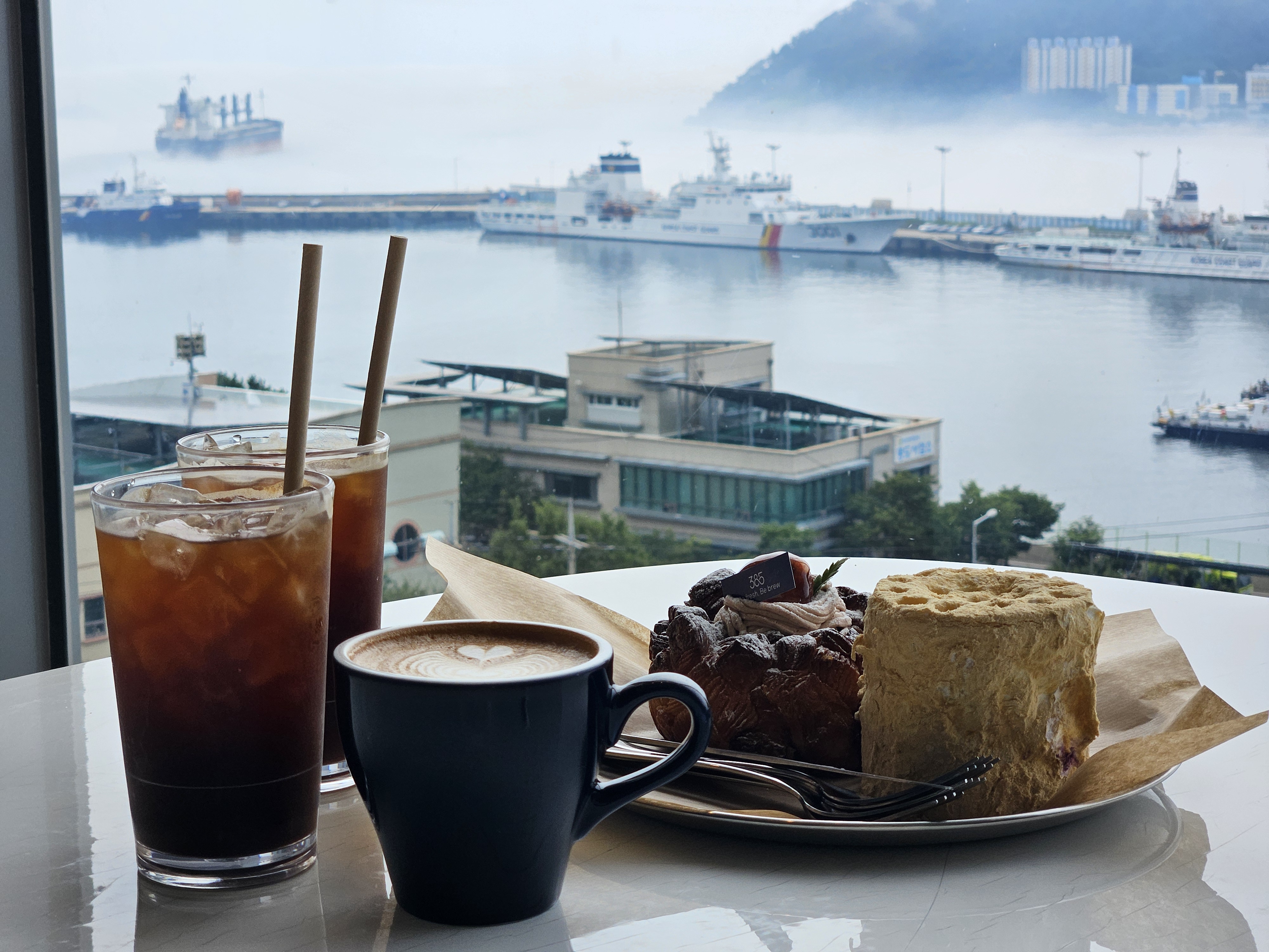 바다 전경과 디저트