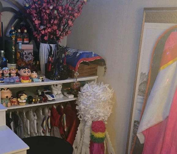 흰색 신장대와 신당 기물들