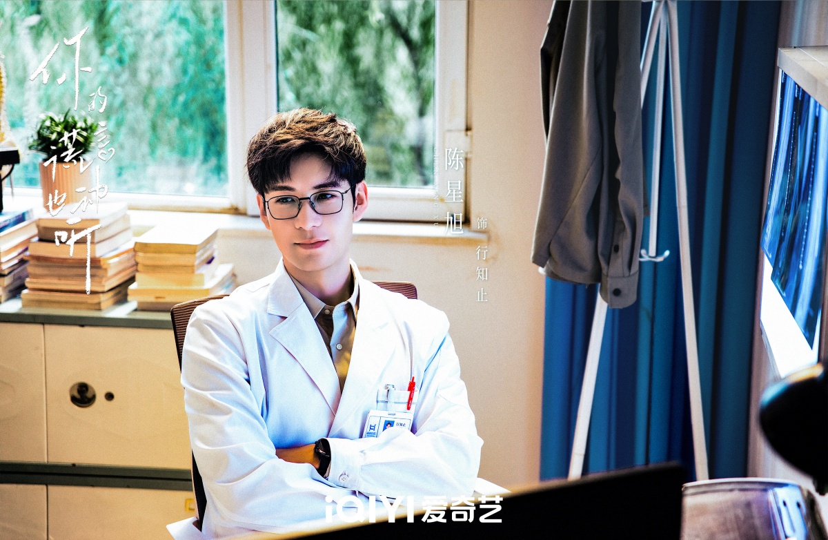 니적황언야동청-의자에 앉아있는 진성욱