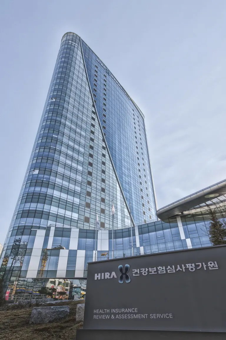 의사업무량은 대한의사협회 등 전문단체에서 산출하며, 진료비용은 심평원에 구성된 임상전문가패널(CPEP)에서 산정한다.