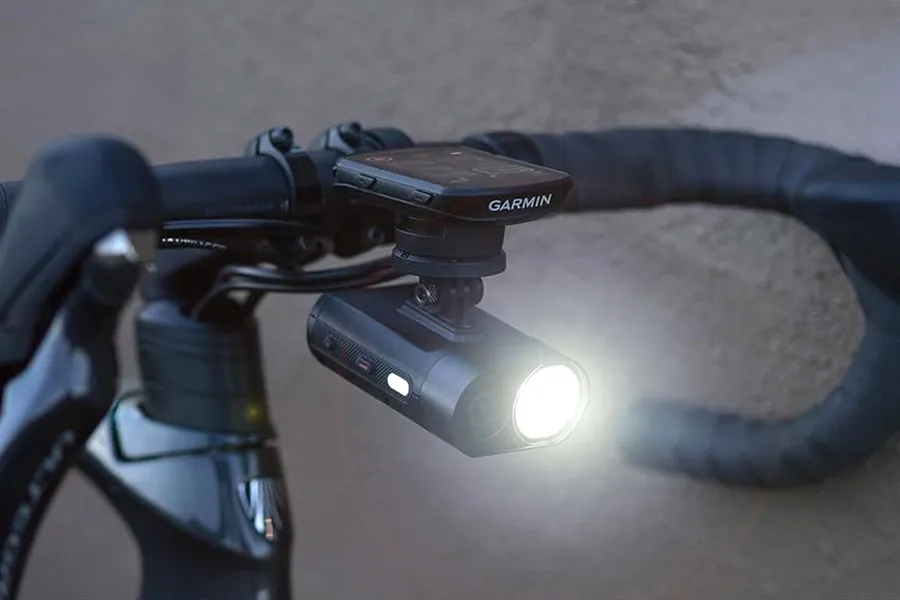 가민이 자전거 안전과 가시성을 높이기 위해 선보인 바리아(Varia) 시리즈에 새로운 제품이 추가되었다는 소식을 접하면 일단 반가운 마음이 앞선다. 특히 기존에 FLY12CE 정도만이 전조등과 카메라 기능을 결합해 제공하던 시장에서 새로운 선택지가 나온 점은 상당히 흥미롭다. 이번에 공개된 바리아 뷰(Varia Vue)는 밝은 헤드라이트와 전면 4K 카메라가 합쳐진 형태로, 주간에도 눈에 잘 띄는 자전거전조등 기능과 사고 발생 시 자동 녹화 및 저장을 실행하는 자전거블랙박스 기능을 동시에 갖추고 있다는 점이 가장 큰 특징이다.

가격은 약 80만 원 수준으로, 가민 온라인 스토어와 아마존에서 구매 가능하다. 헤드라이트는 최대 600루멘 밝기를 제공하며, 주간 점멸 모드에 최적화되어 있다. 최대 밝기로 설정했을 때 550루멘 정도로 도로를 환하게 비출 수 있고, 최대 140루멘까지 조절도 가능하다. 더욱이 빔 각도를 세심하게 조절해 반대편 운전자의 시야를 방해하지 않도록 설계한 점이 마음에 든다. 충전 포트가 마이크로 USB에서 USB-C로 바뀐 것도 일상적으로 사용하는 입장에서는 편리함을 높여주는 요소다.

카메라 성능은 최대 4K 해상도를 지원하며, 완충 시 약 6시간 정도 녹화가 가능하다. 다만 헤드라이트를 가장 밝은 모드로 사용하면 1.25시간까지 녹화 시간이 줄어드는 만큼, 주행 환경에 따라 적절히 배터리 소비를 조절해야 할 필요가 있다. 해상도를 1080P/30fps로 낮출 경우 최대 9시간 녹화가 가능하고, 이때 역시 밝기를 최대로 하면 1.5시간까지 줄어든다. 전자식 이미지 안정화 기술(EIS)도 지원해 울퉁불퉁한 도로를 달리는 상황에서도 비교적 흔들림 없는 영상을 얻을 수 있다는 점이 장점이다.

사고 대비 측면에서 주목할 만한 부분은 가속도계 기능이다. 충격이나 급정거 같은 상황이 감지되면 사고 전후 영상을 자동으로 별도 저장해 주기 때문에, 가민바리아뷰가 자전거블랙박스로서 제 역할을 제대로 수행해준다. 게다가 가민 스마트워치나 사이클링 컴퓨터, 모바일 앱과 연동해 GPS 기반 속도와 위치 정보를 영상에 기록할 수 있고, 가민의 카메라 레이더 후미등과 연결하면 차량 접근 시 자동 녹화가 활성화된다는 부분도 상당히 매력적이다. 사고 시 전후방에서 영상을 모두 확보할 수 있어, 혹시 모를 상황에 대비하기 유용하다.

촬영된 영상은 SD 카드에 저장되며, 와이파이를 통한 가민 볼트(Garmin Vault) 클라우드 업로드 기능까지 활용할 수 있다. 이때 별도의 구독료(월 약 1만4000원, 연 약 14만5000원)가 필요하지만, 중요한 순간의 영상을 안전하게 백업할 수 있다는 점은 무시하기 어렵다. 장비나 영상을 여러 방식으로 활용하는 사람들에게는 좋은 선택지가 될 수 있을 것 같다.

결국 바리아 뷰는 자전거 전조등, 자전거블랙박스, 스마트 센서가 결합된 고급 액세서리로 보인다. 기존에 FLY12CE처럼 비슷한 기능을 제공하던 제품이 제한적이었던 반면, 가민이 가진 기술력과 연동 생태계를 기반으로 한 새로운 대안이 생긴 셈이다. 안전을 우선시하거나, 혹은 자신만의 라이딩 기록을 영상으로 남기고 싶은 라이더라면 가민바리아뷰가 충분히 매력적인 선택이 될 수 있다는 생각이다. 물론 가격대가 다소 높고 배터리 사용 시간이 한정적인 부분은 아쉬울 수 있으나, 가민신제품 특유의 완성도와 가민캠으로서의 기능성을 고려한다면 한 번쯤 고민해볼 만하다.