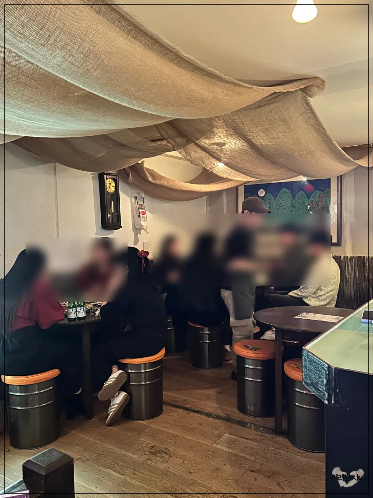 신용산-술집-해물점-포장마차 분위기의-내부-4인석