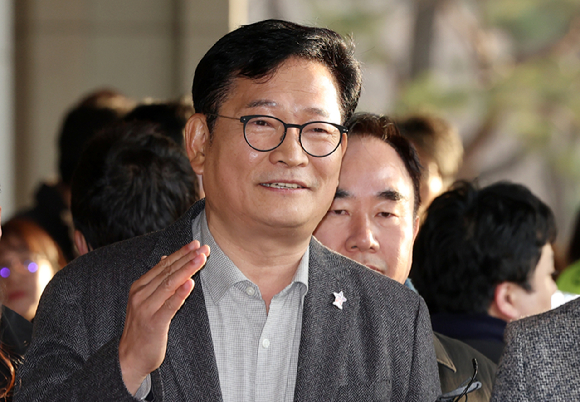 더불어민주당 전당대회 돈봉투 살포 의혹의 정점으로 지목된 송영길 전 더불어민주당 대표가 8일 오전 서울 서초구 서울중앙지방검찰청에 피의자 신분으로 출석하며 취재진 질문에 답하고 있다. [사진=뉴시스]