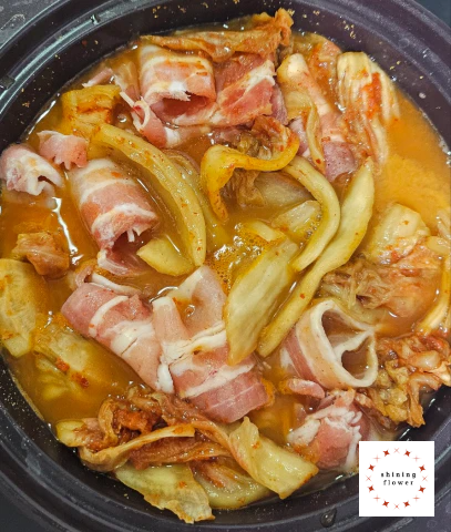 대패삼겹살김치찜-고기 깔고 김치 올리고를 두세번 반복 후 육수 붓기