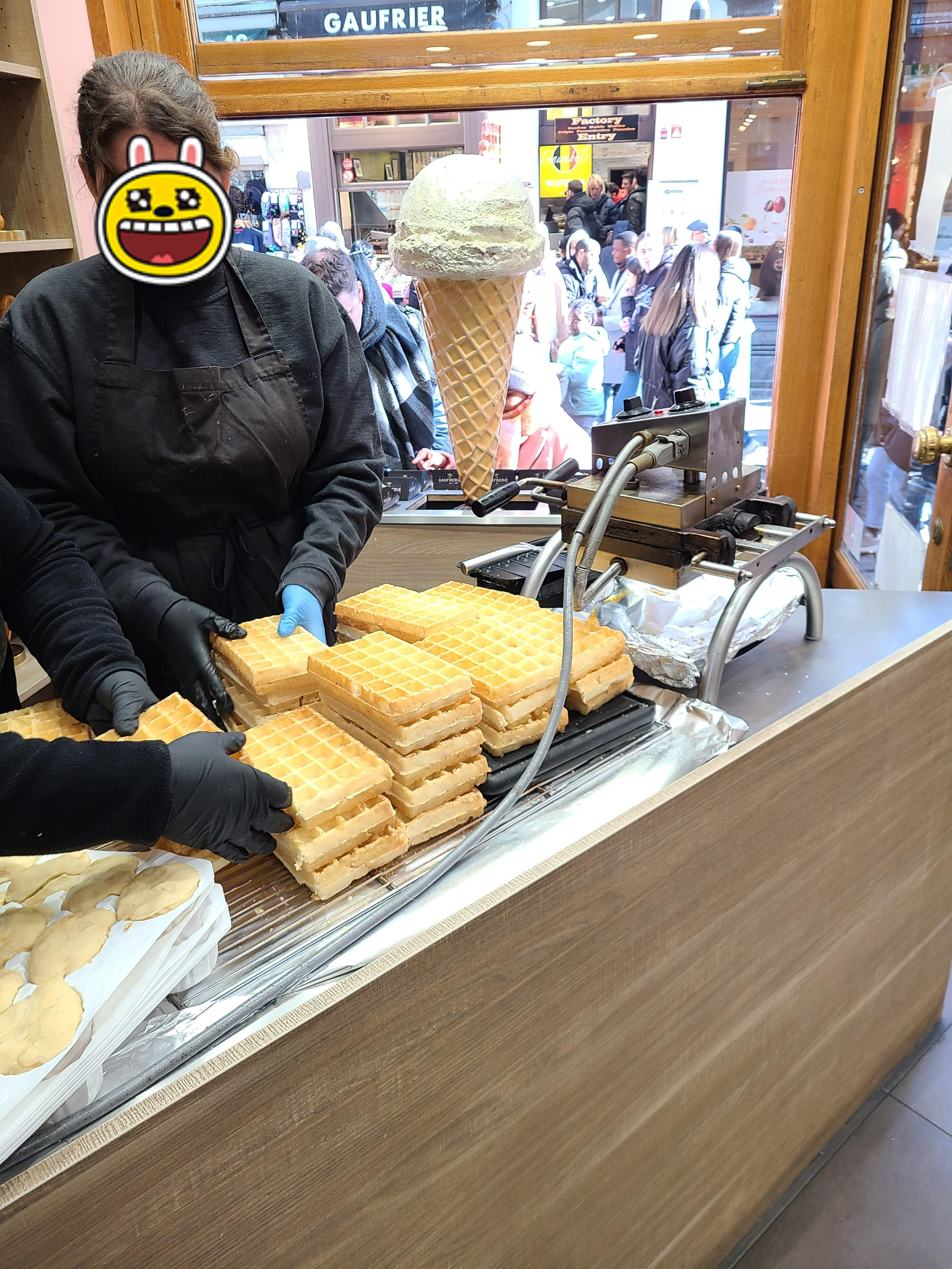 와플 가게 내부에서 와플 굽는 모습