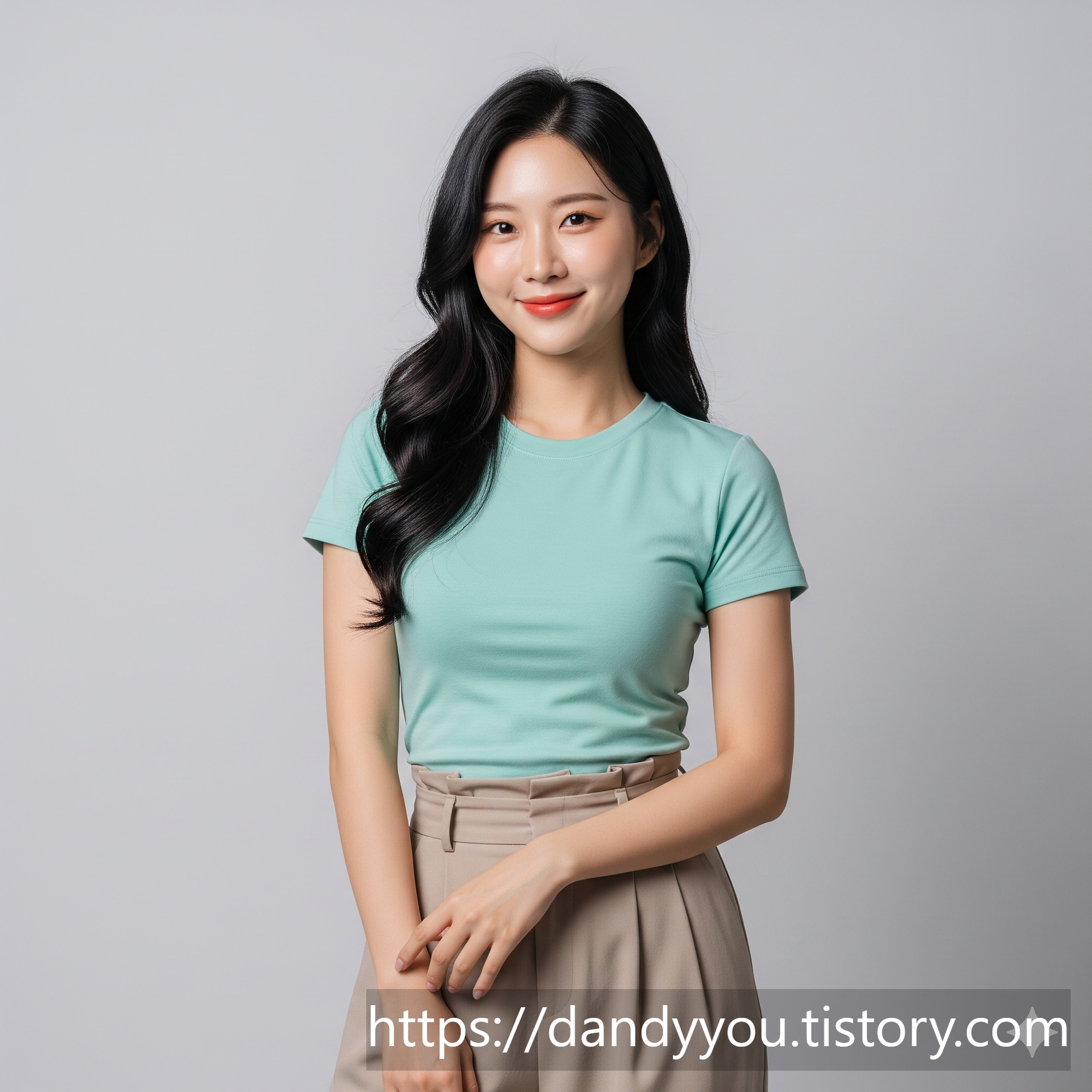 민트 티셔츠 + 베이지 팬츠 패션 뷰티 코디