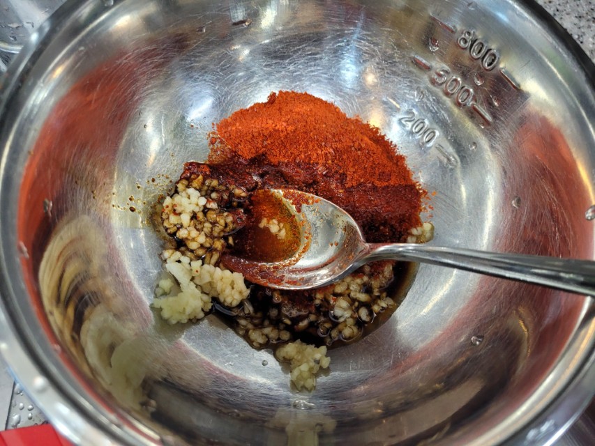 봄동무침 양념 고춧가루 간장 마늘 섞은 모습