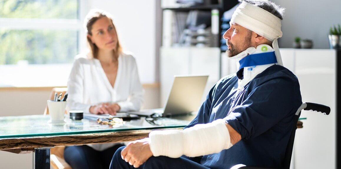 교통사고 환자가 보험사 직원과 상담하는 모습