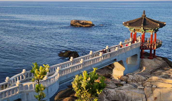 깊고 푸른 바다와 바위 위의 멋드러진 정자가 함께 어우려져 웅장한 경치를 자랑하는 영금정