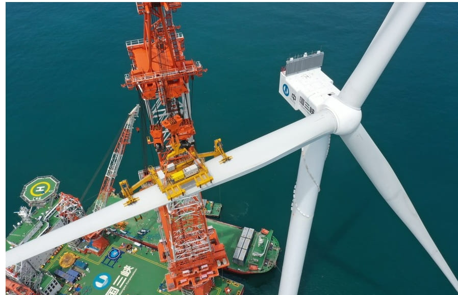 세계 최대 풍력 발전터빈 설치 완료..."50층 건물 높이" VIDEO: Installation of world's first 16-megawatt offshore wind turbine completed