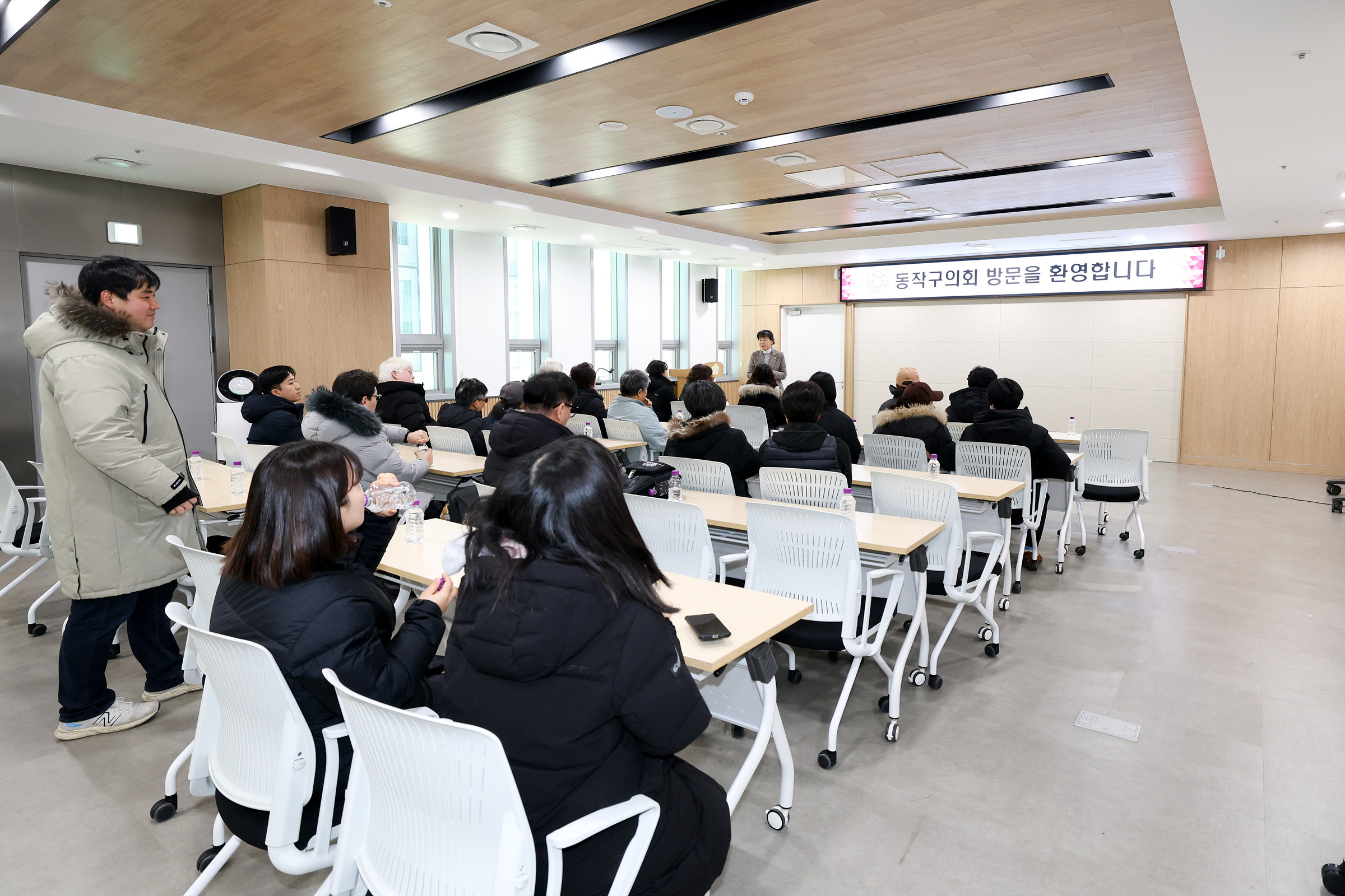 민원사항에 대해 이야기나누는 모습