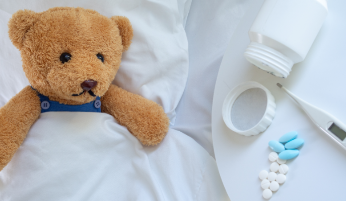 곰돌이 인형과 약들 체온기