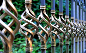 금속 재질의 반짝임이 주는 집중과 경계 효과