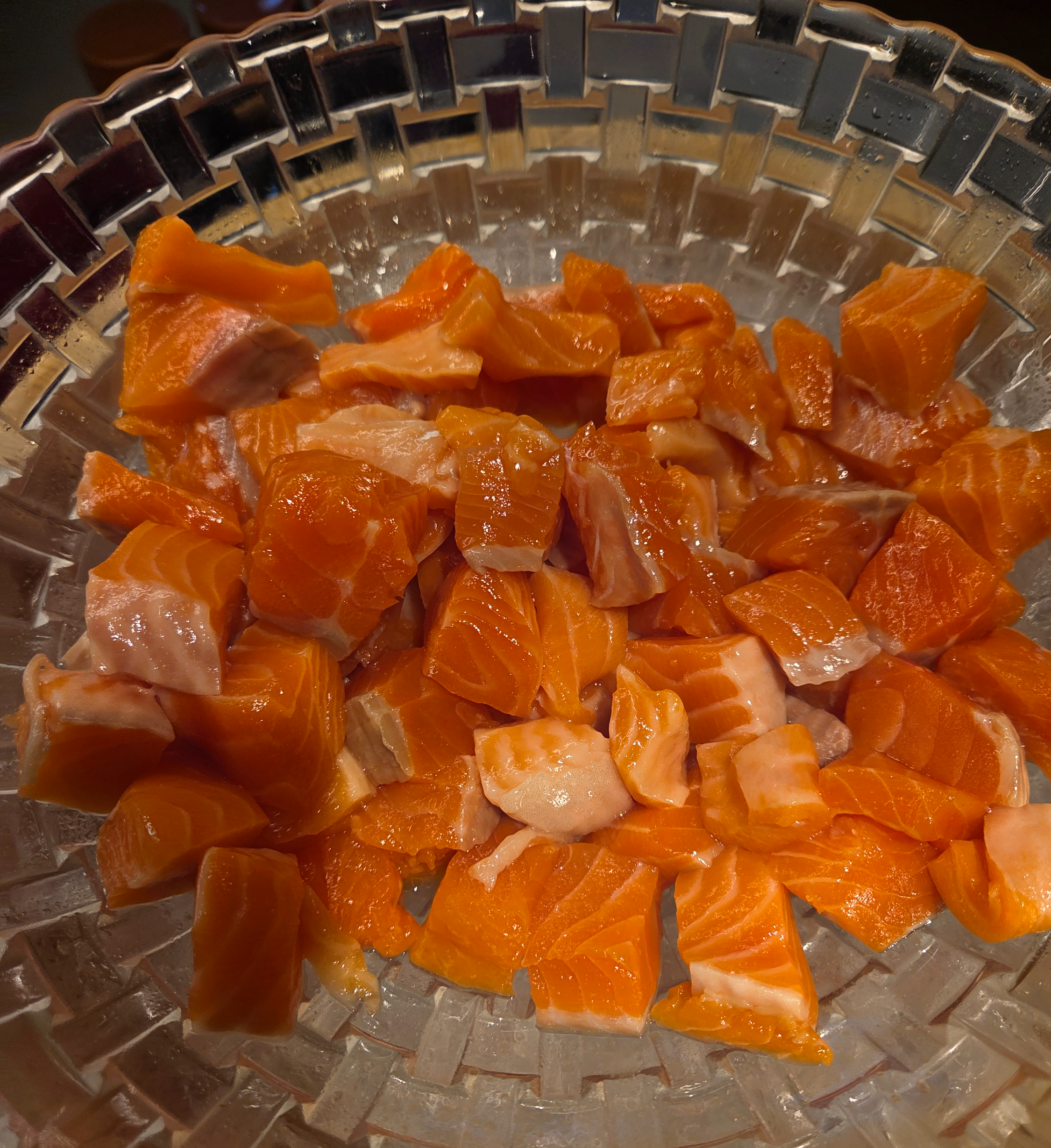 니니누푸리 해산물 뷔페, 두툼한 연어 사시미