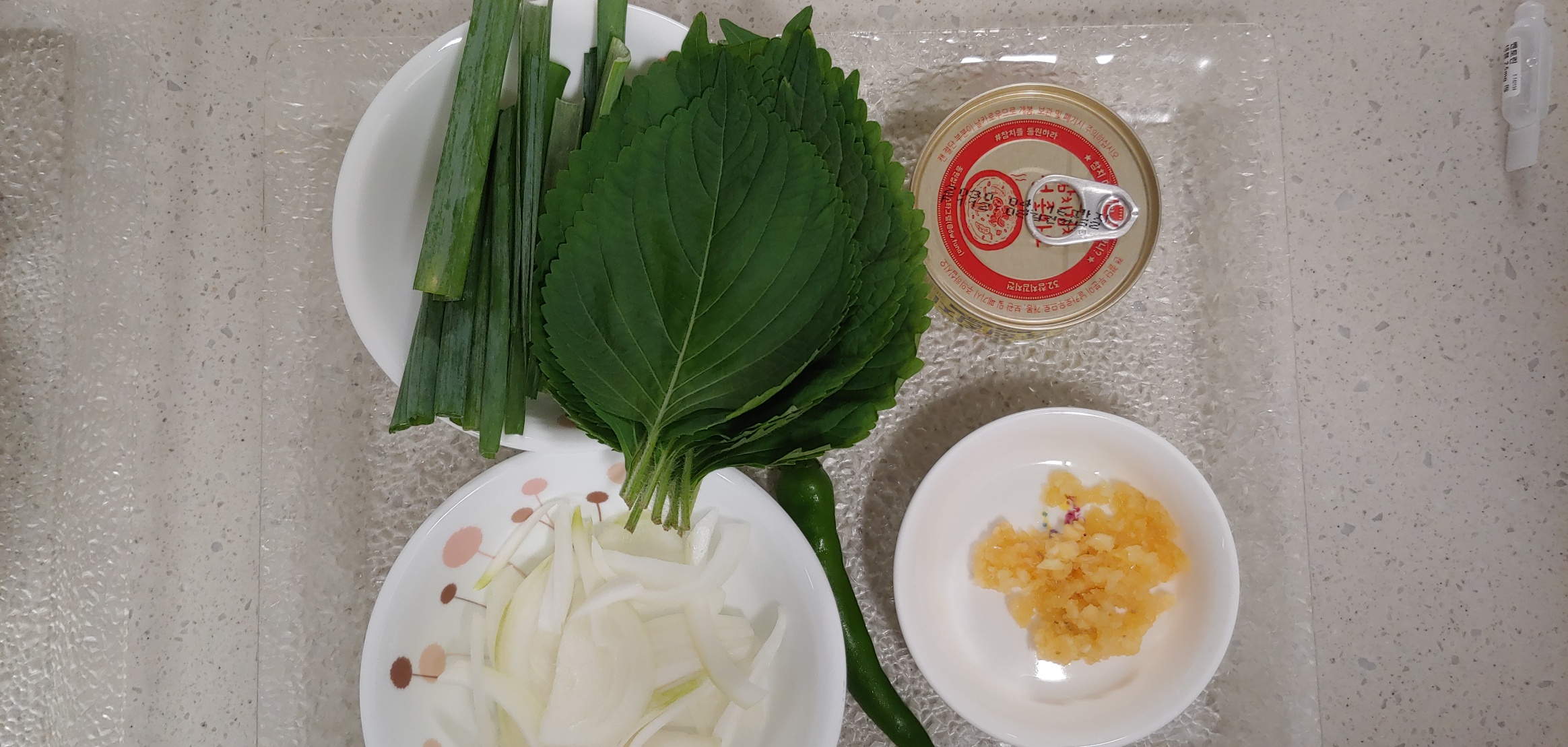 참치캔은 1인 100g짜리 작은거, 2인은 150g 큰거로 사용하시면 됩니다.