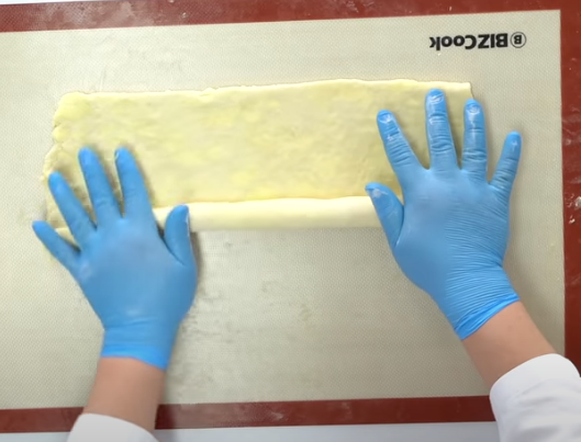 에그타르트 생지를 밀어서 동그랗게 만드는 사진