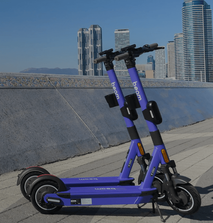 도시에 보라색 beam전동 킥보드 두대