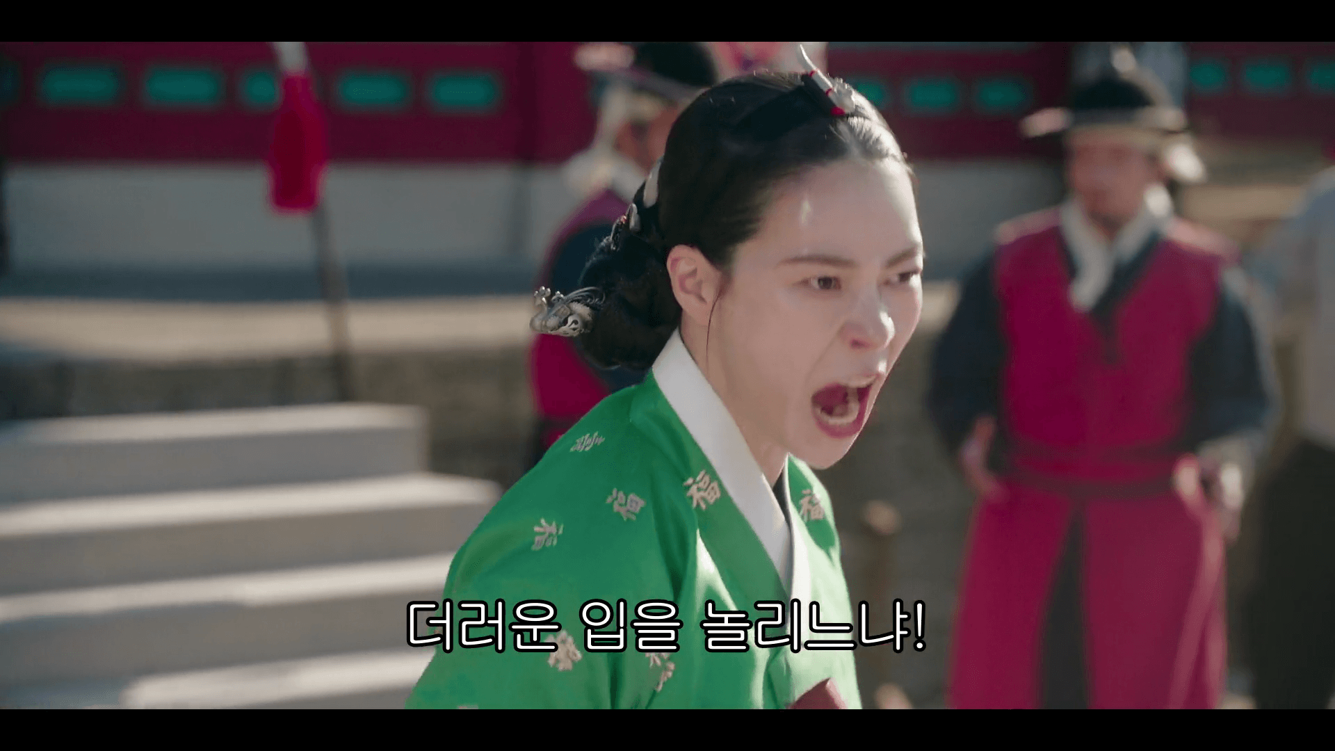 멋진 신세계 촬영 현장 비하인드 컷에서 조선 말투로 독기를 뿜어내는 임지연과 황당해하는 허남준
