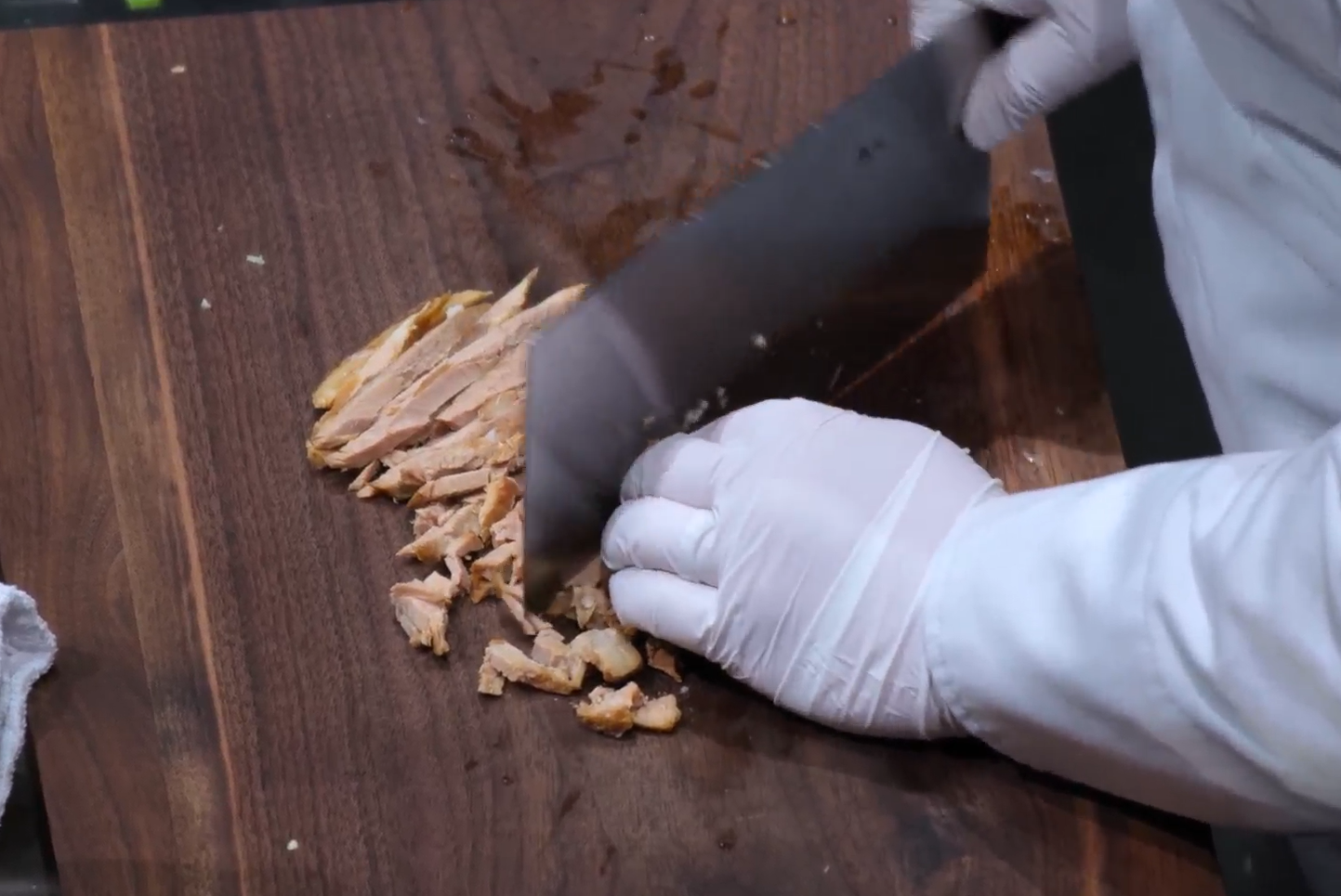 족발을-잘게-썬다