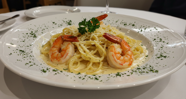 예쁜 접시에 담긴 크림새우 파스타