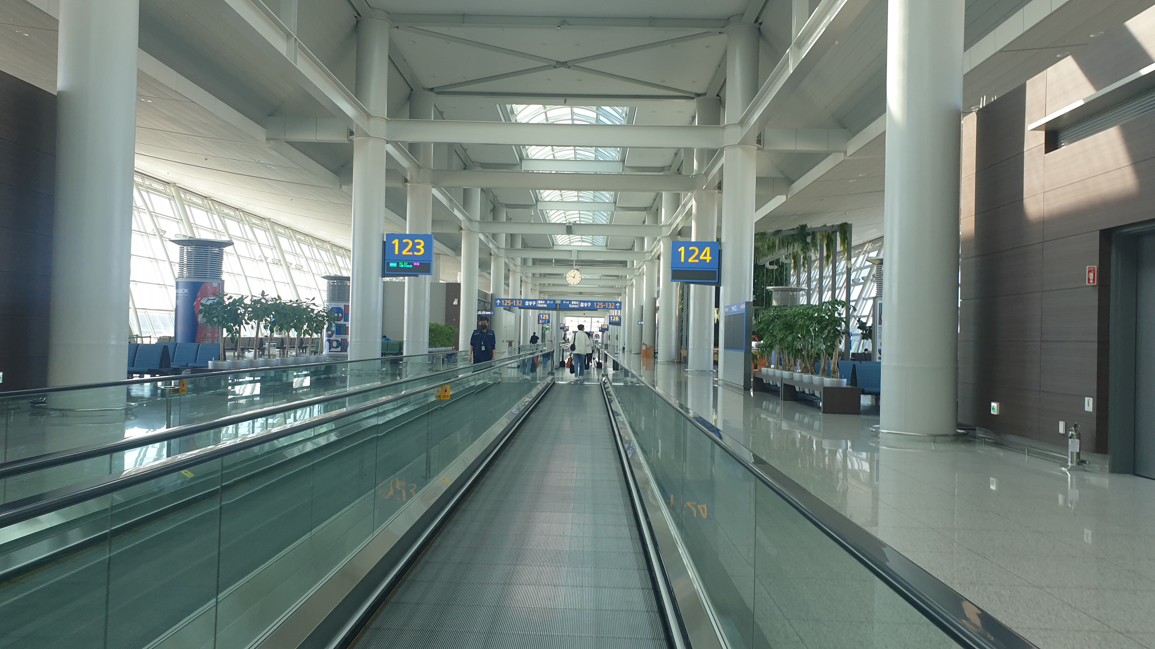 공항에 비행기 탑승하러 가는 길목