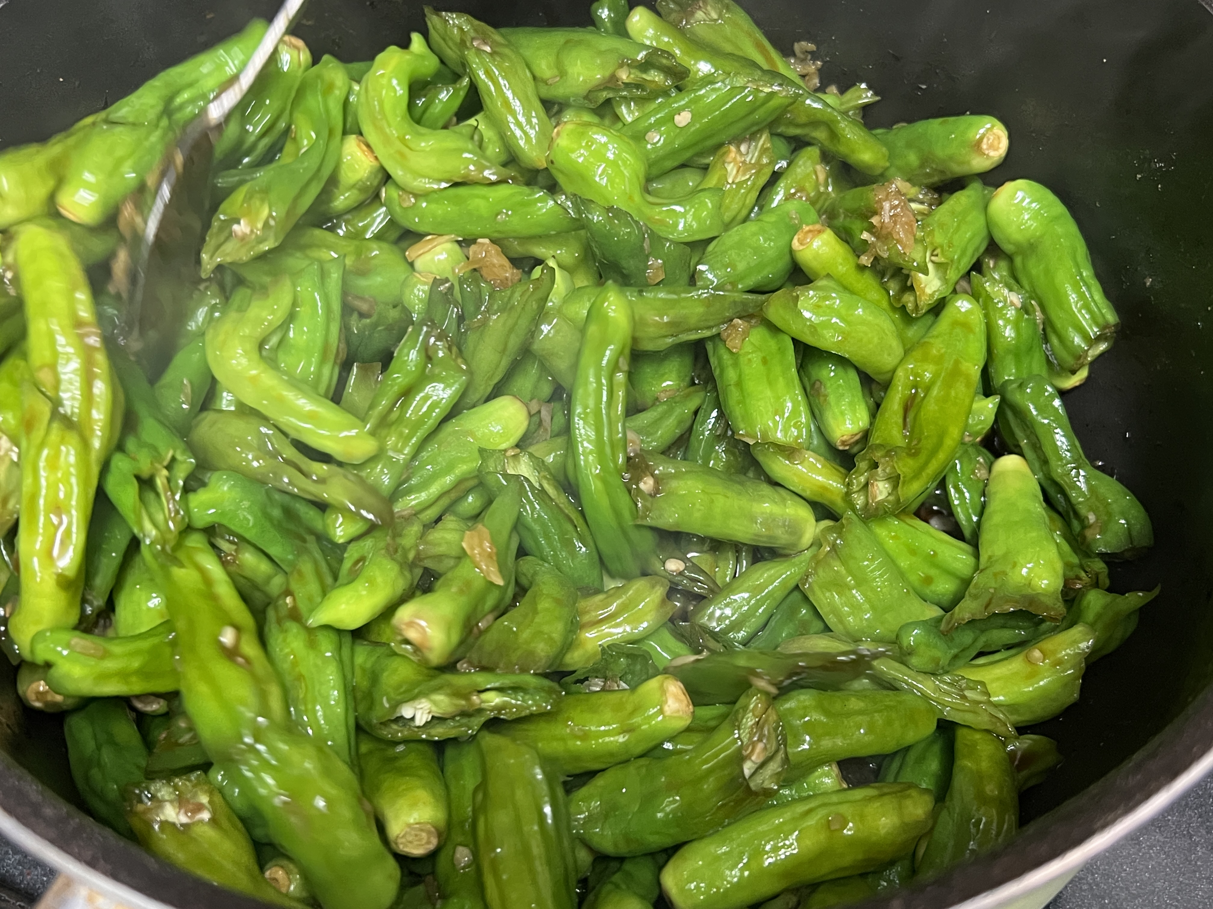 볶아지고 있는 꽈리고추